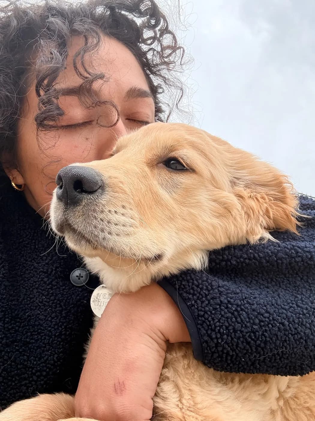 Câlin avec un golden retriever