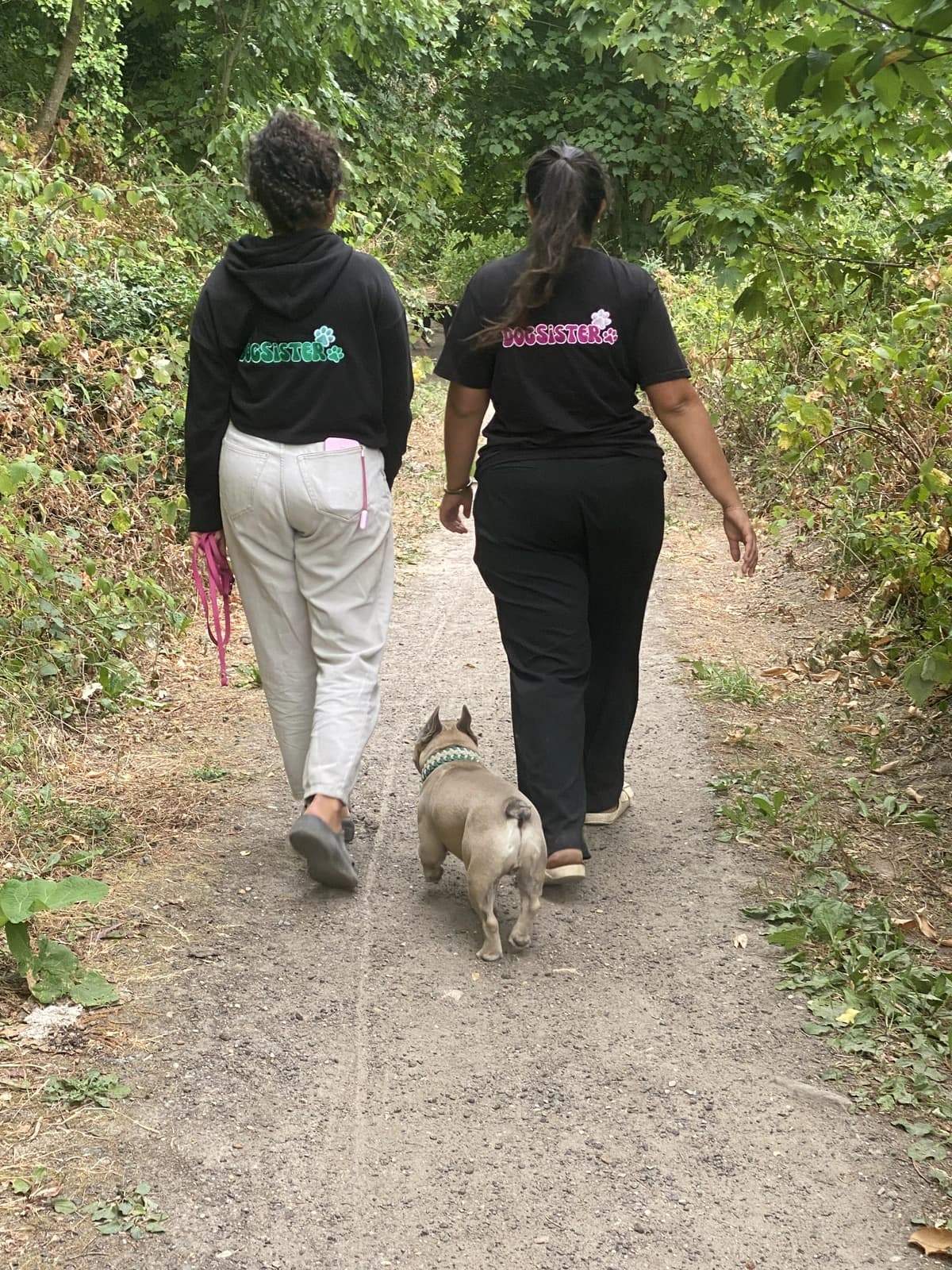 Sarah et Hanna en tenue DogSister pendant une promenade