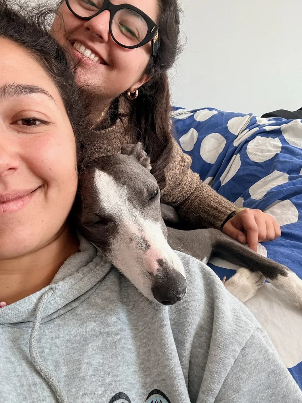 Sarah et Hanna avec un whippet